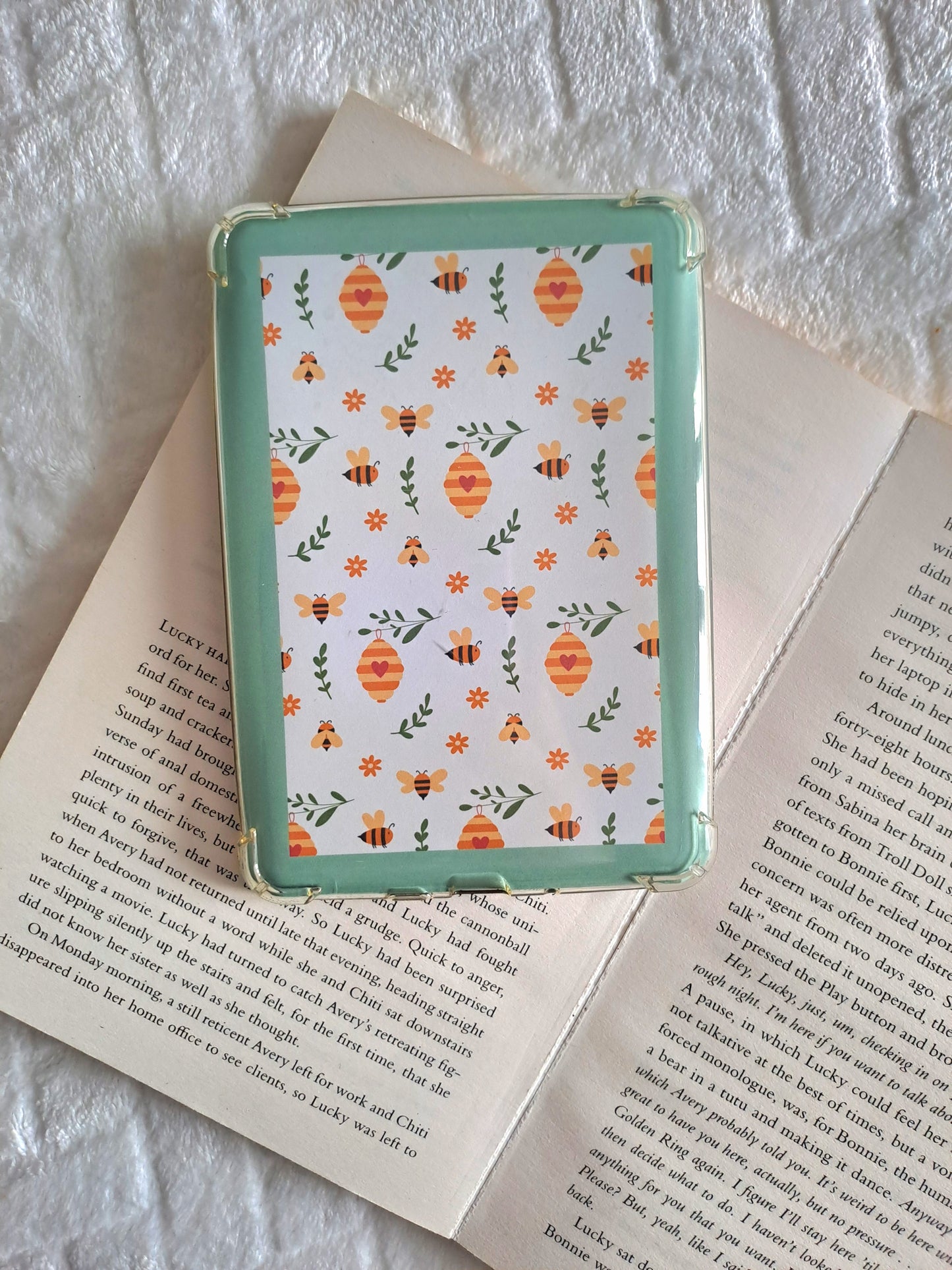 Bumblebees Kindle skin - Reading accessories | E reader | Booklover gift | Bees, Honey