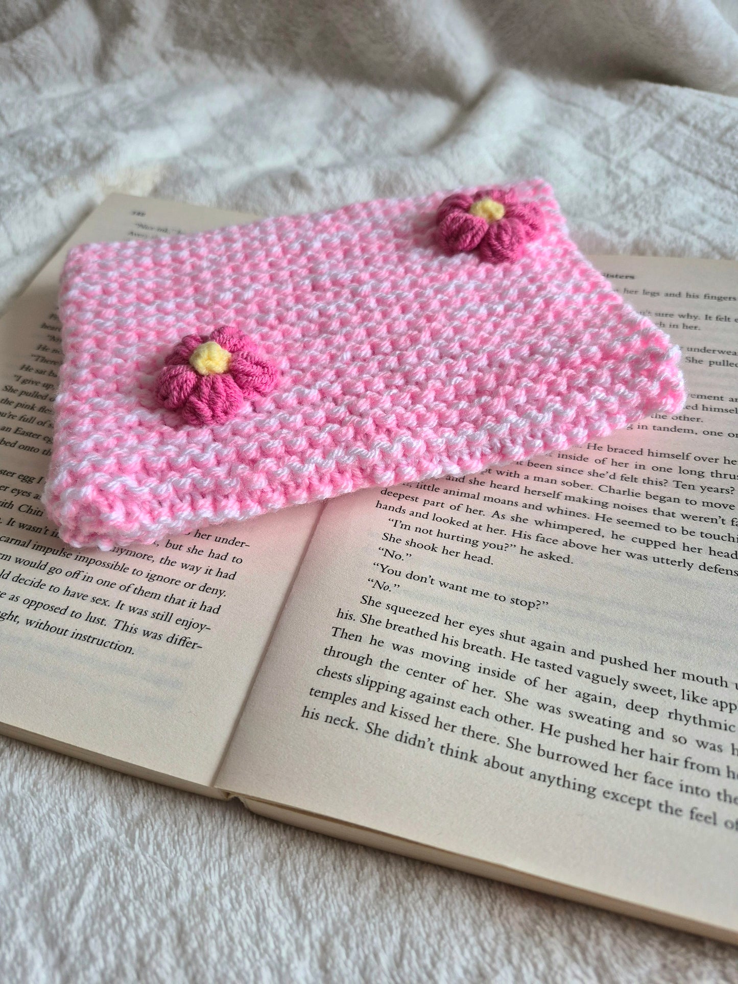 Small pink & White knitted Kindle sleeve with pink flowers