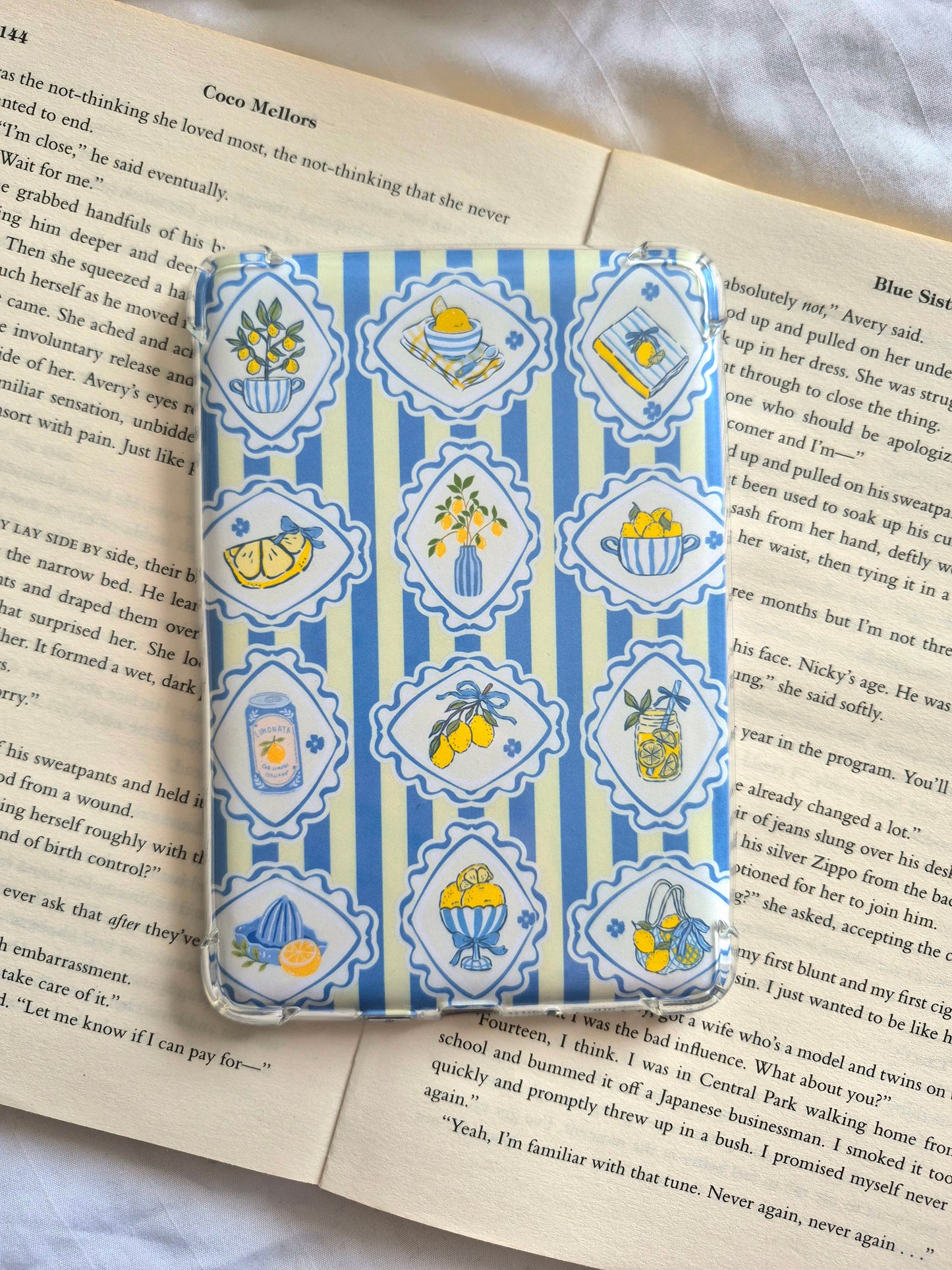 Mediterranean inspired Kindle insert with yellow lemons