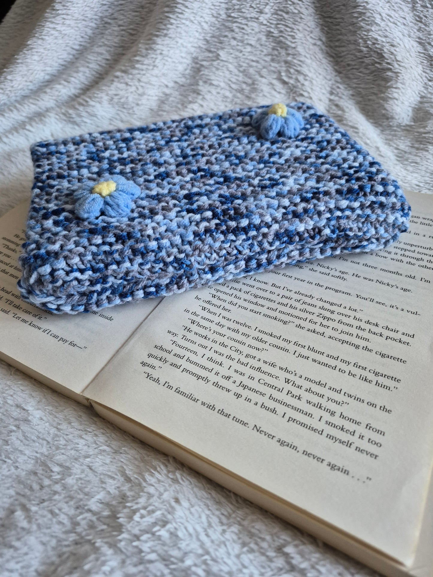 Blue and white knitted book sleeve (OOPS PRODUCT)