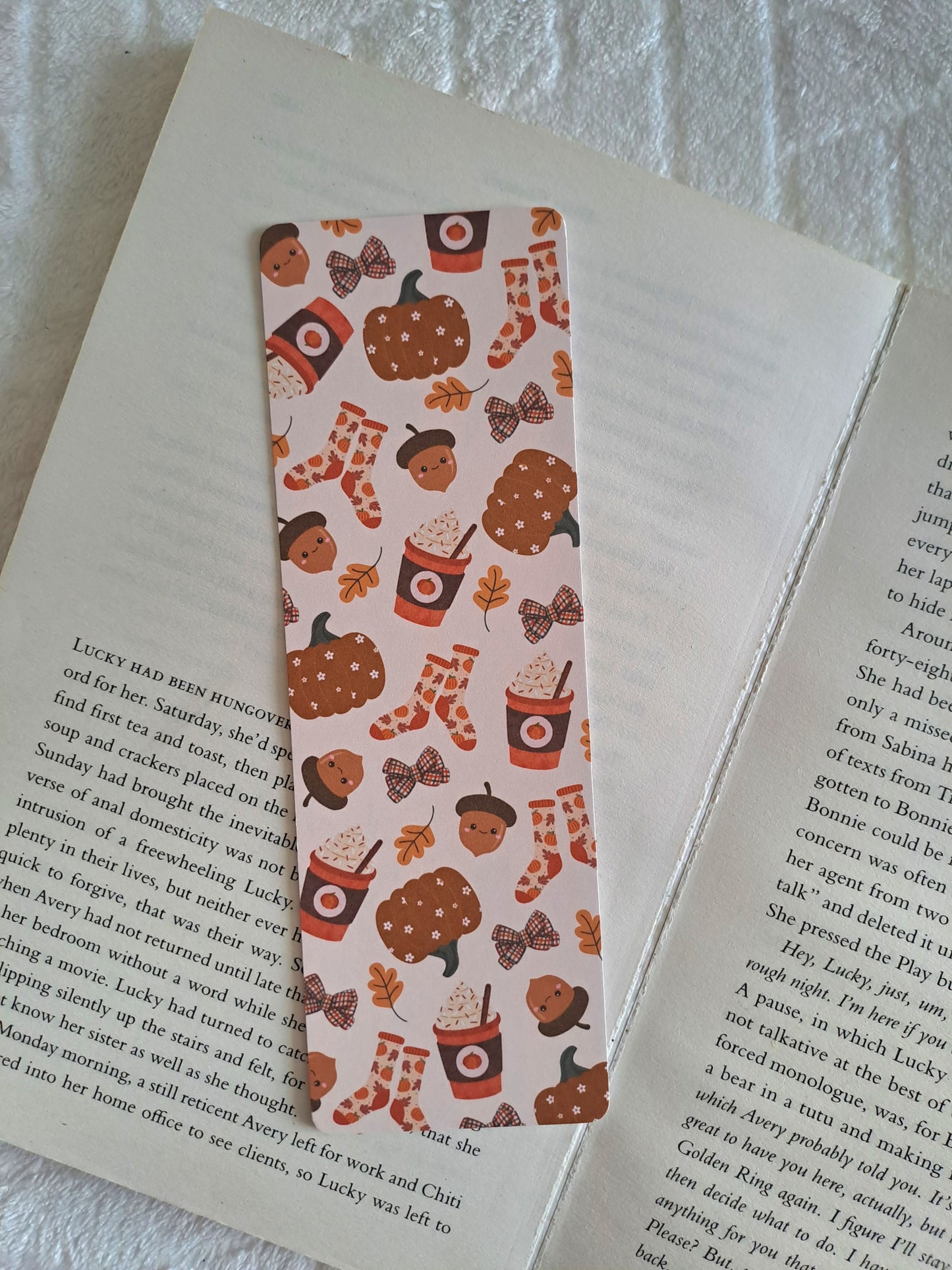 Cosy comforts autumn bookmark: Pumpkin spice, bows, acorns.