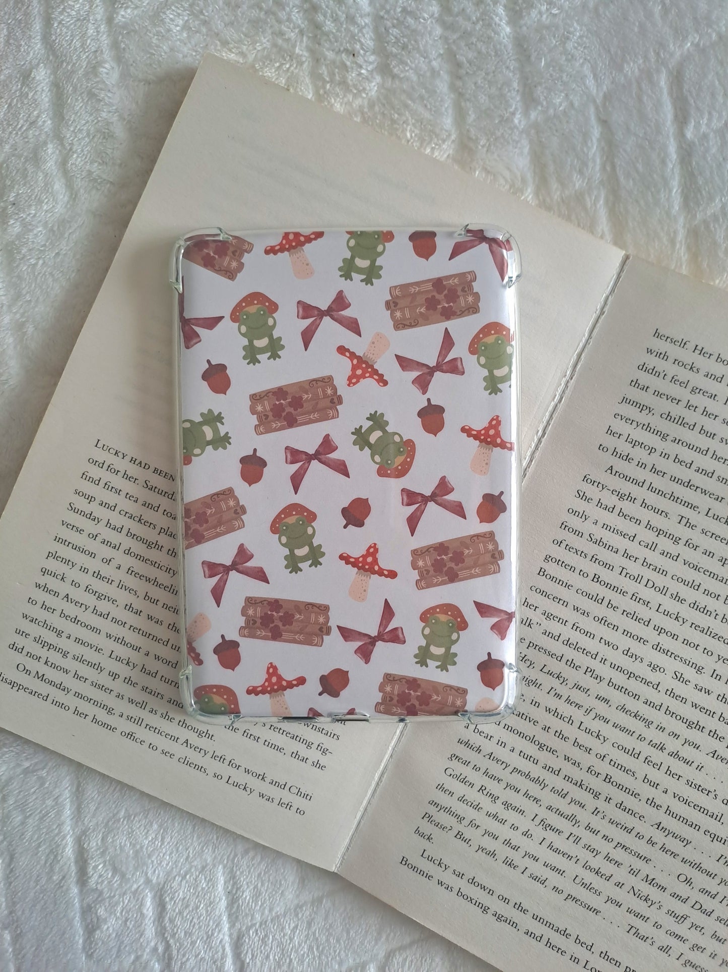 Frog and toadstool autumn kindle insert: Whimsical booklover gifts