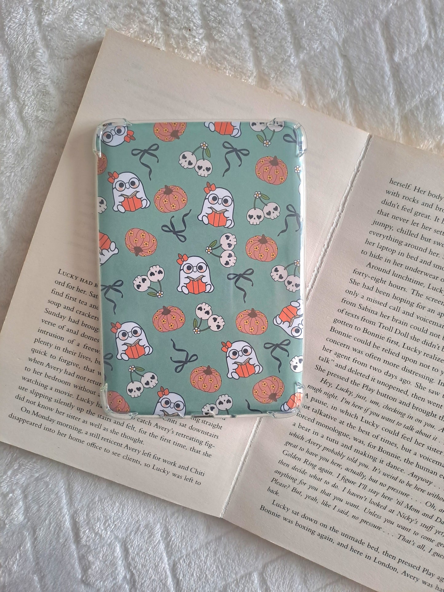 Bookish ghosts and pumpkins Halloween kindle insert.