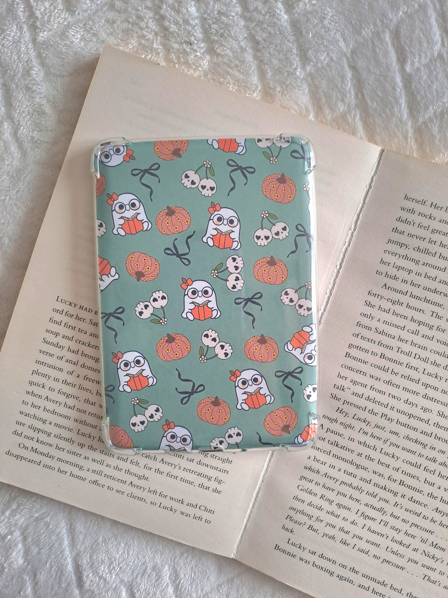 Bookish ghosts and pumpkins Halloween kindle insert.