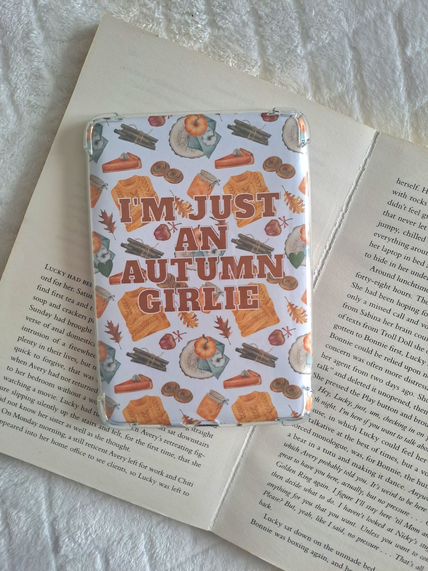I'm just an autumn girlie Kindle insert: Autumn booklover gifts