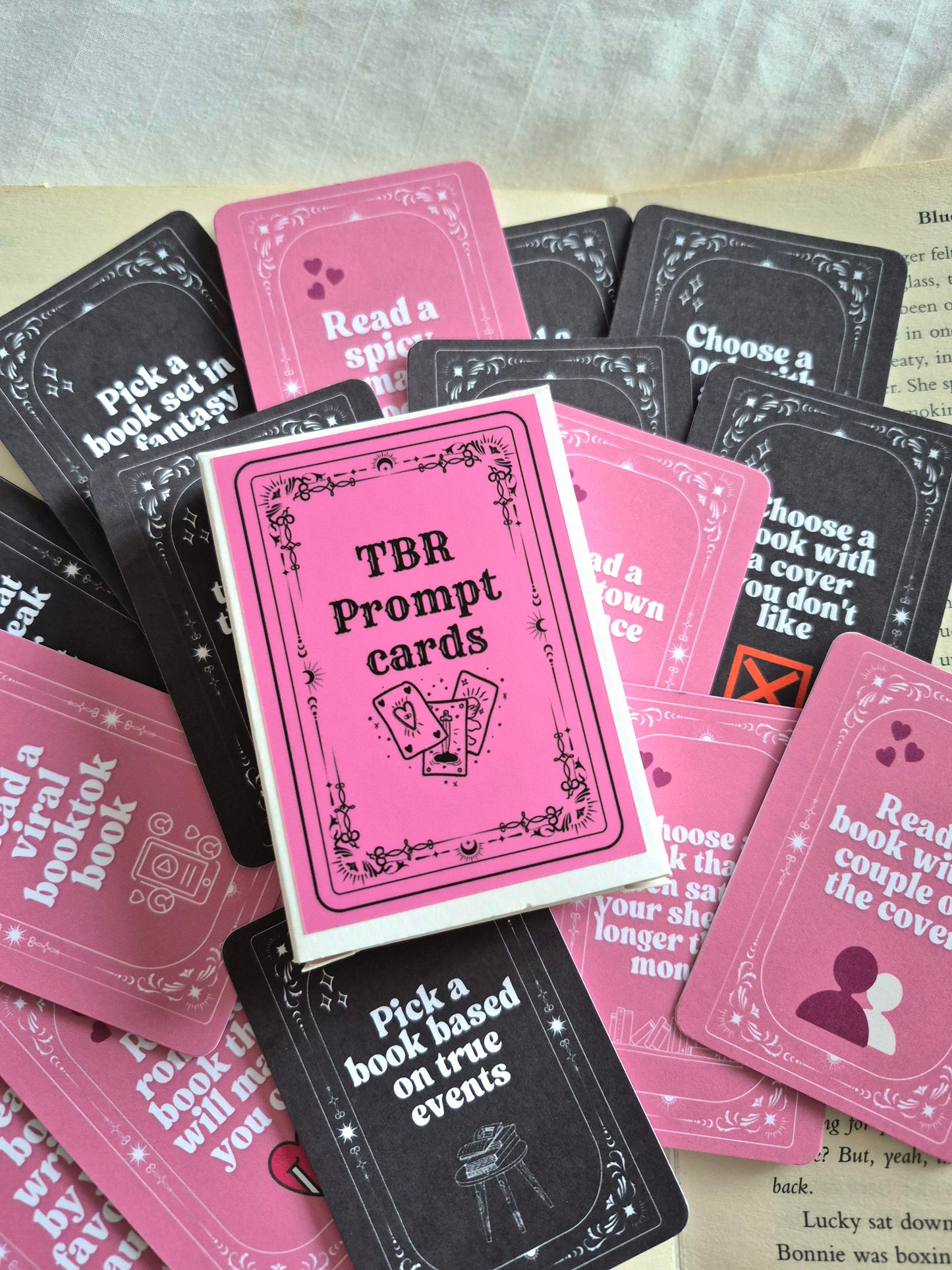 Tbr prompt cards for booklovers: Pack of cards, Pink and Black