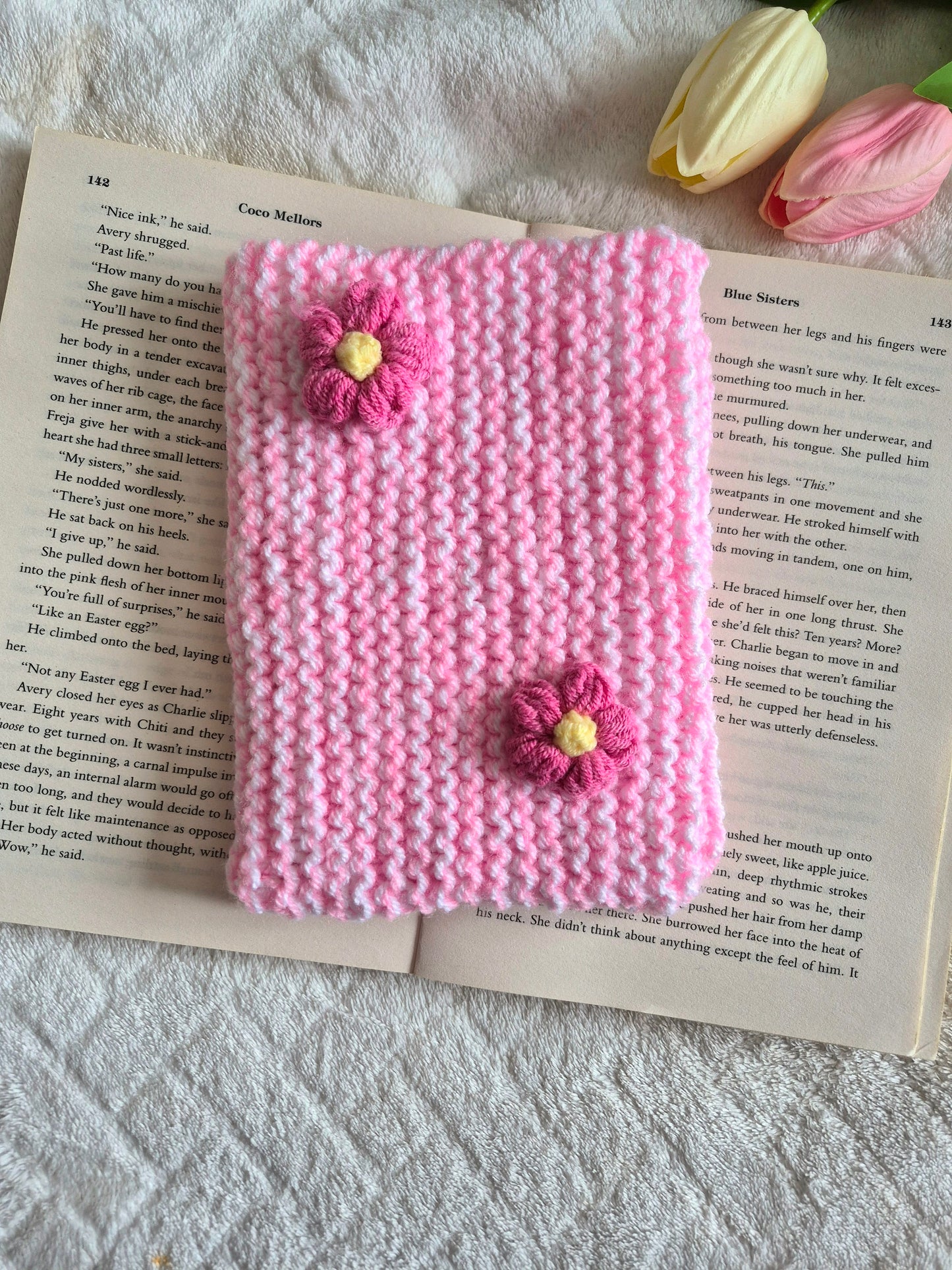Small pink & White knitted Kindle sleeve with pink flowers