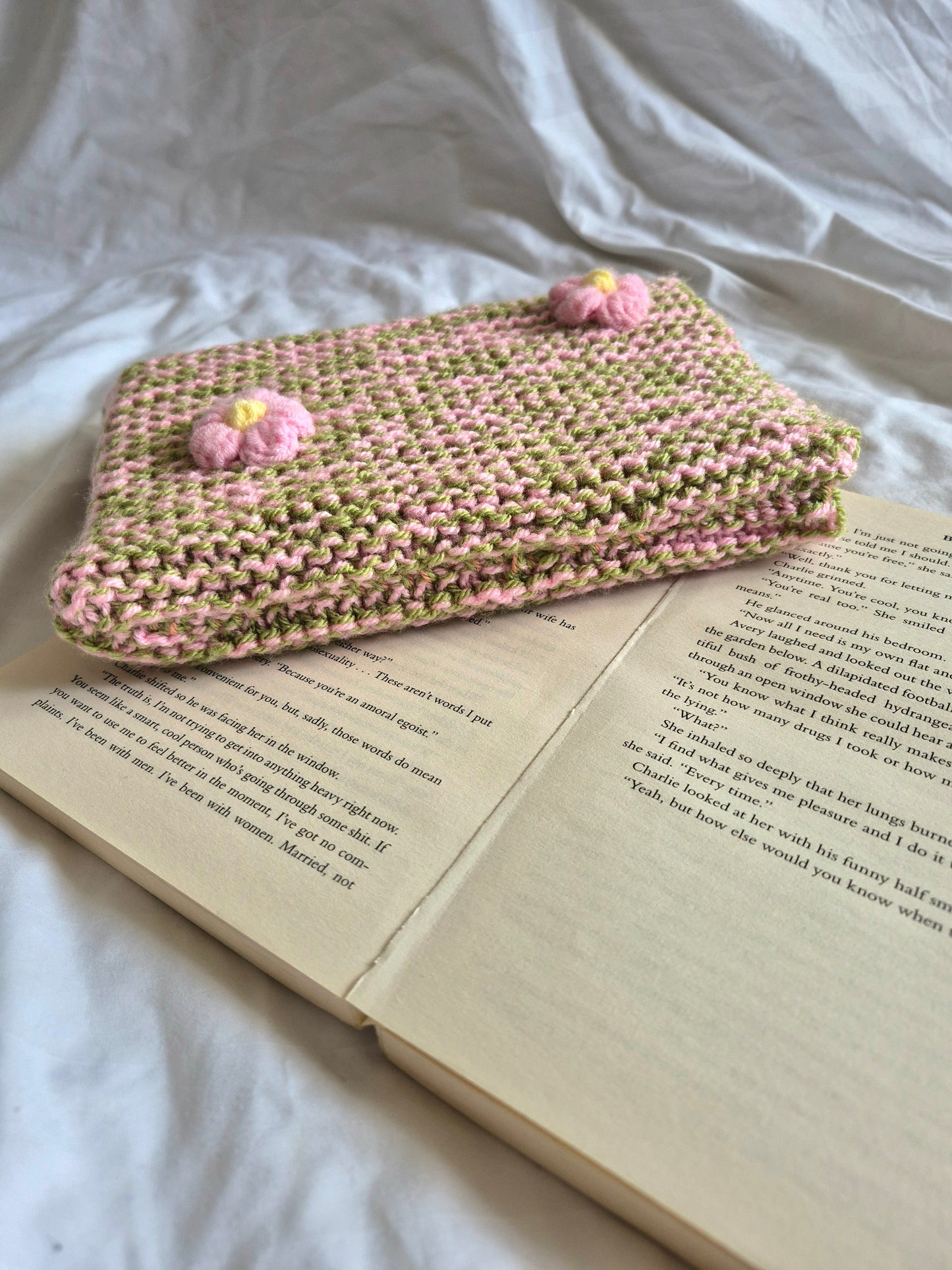 Green and pink knitted book sleeve