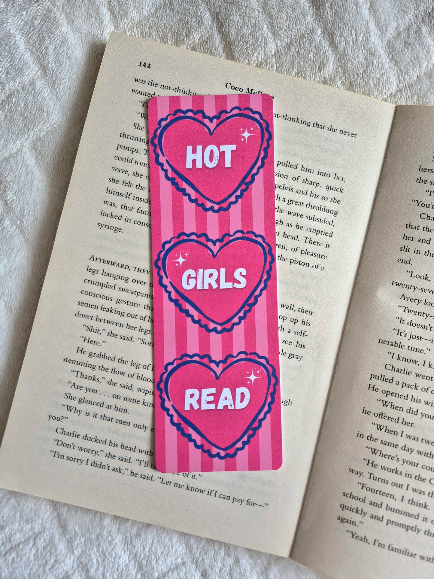 Hot Girls Read love hearts bookmark