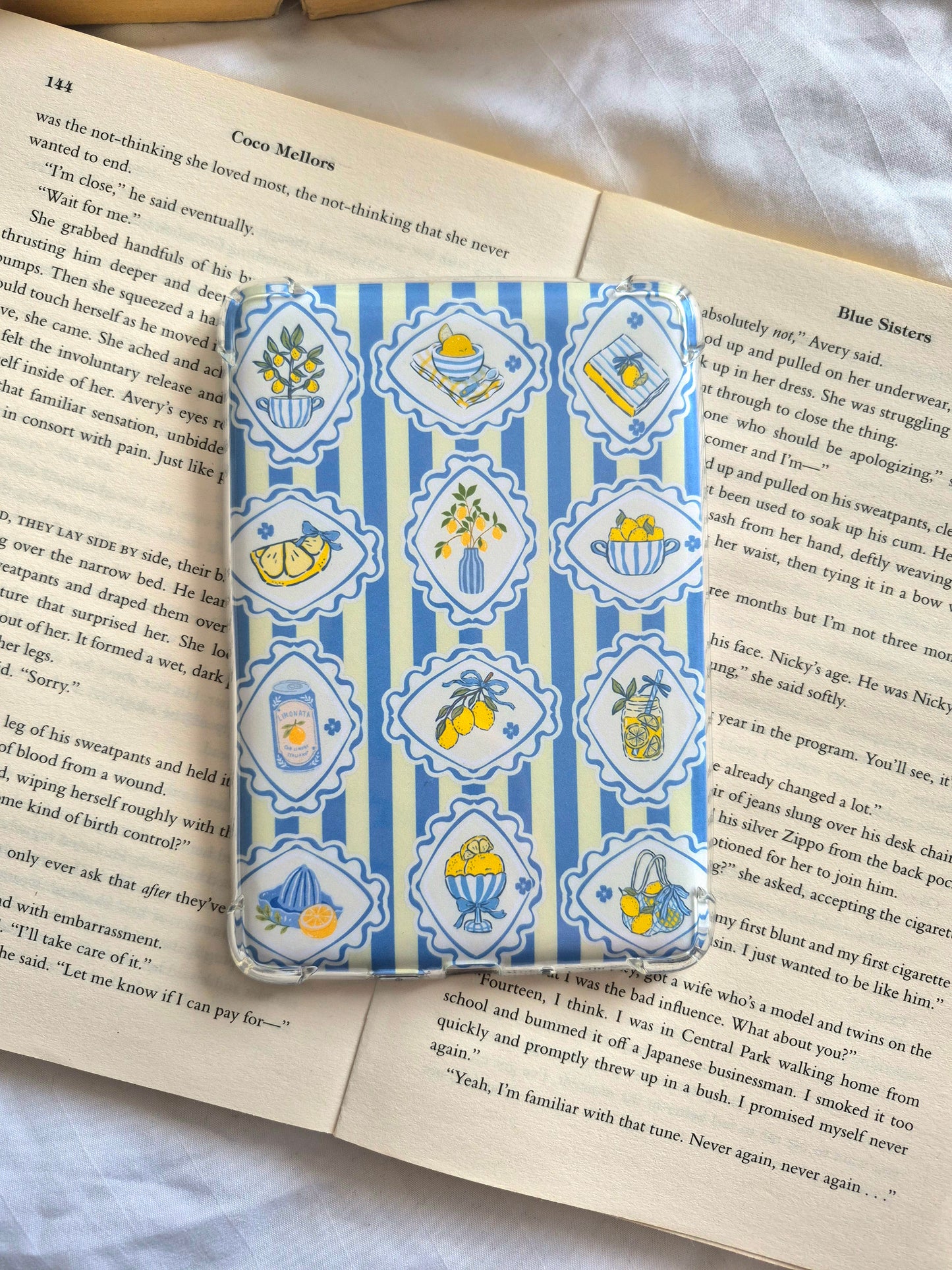 Mediterranean inspired Kindle insert with yellow lemons