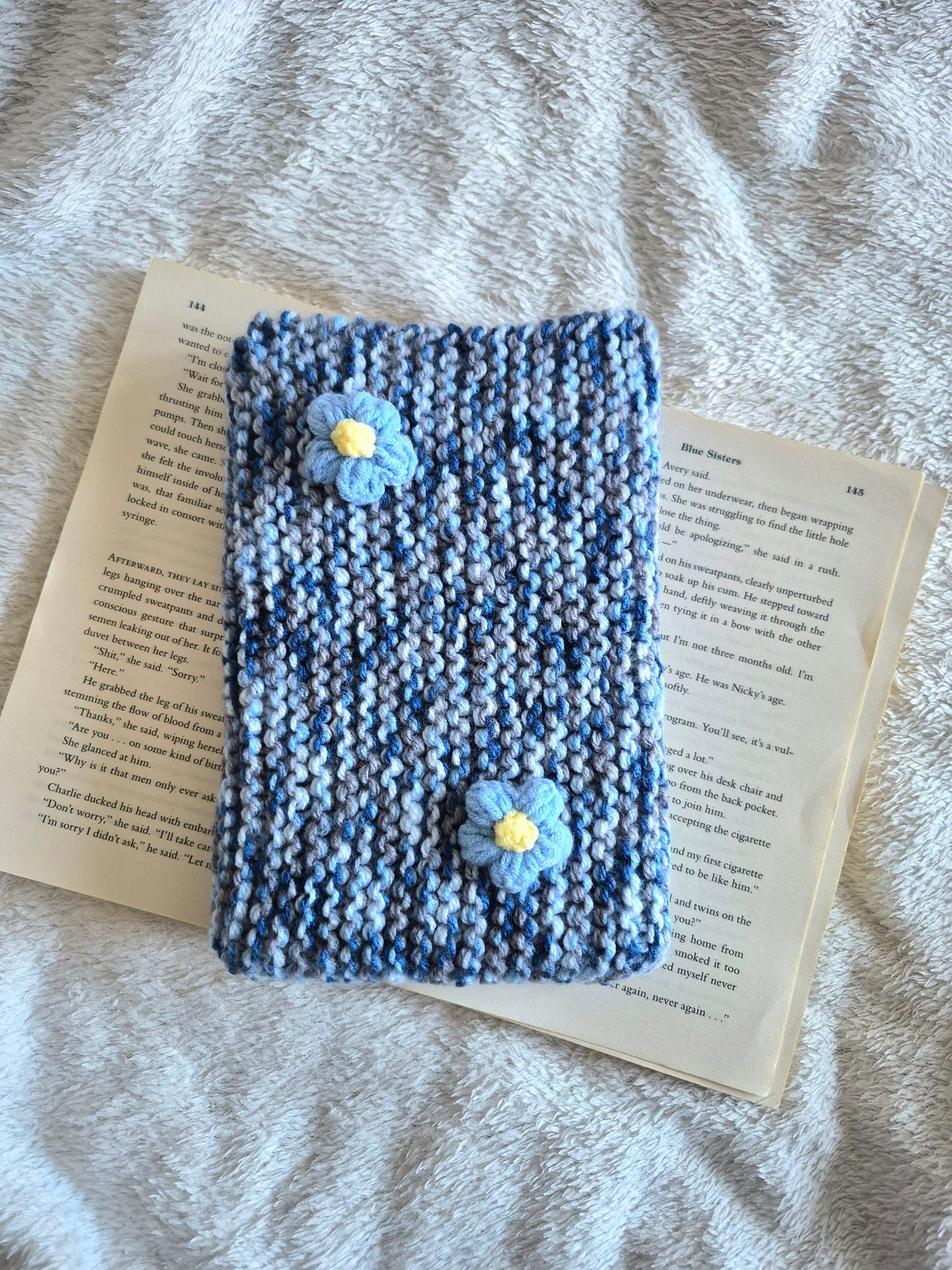 Blue and white knitted book sleeve (OOPS PRODUCT)
