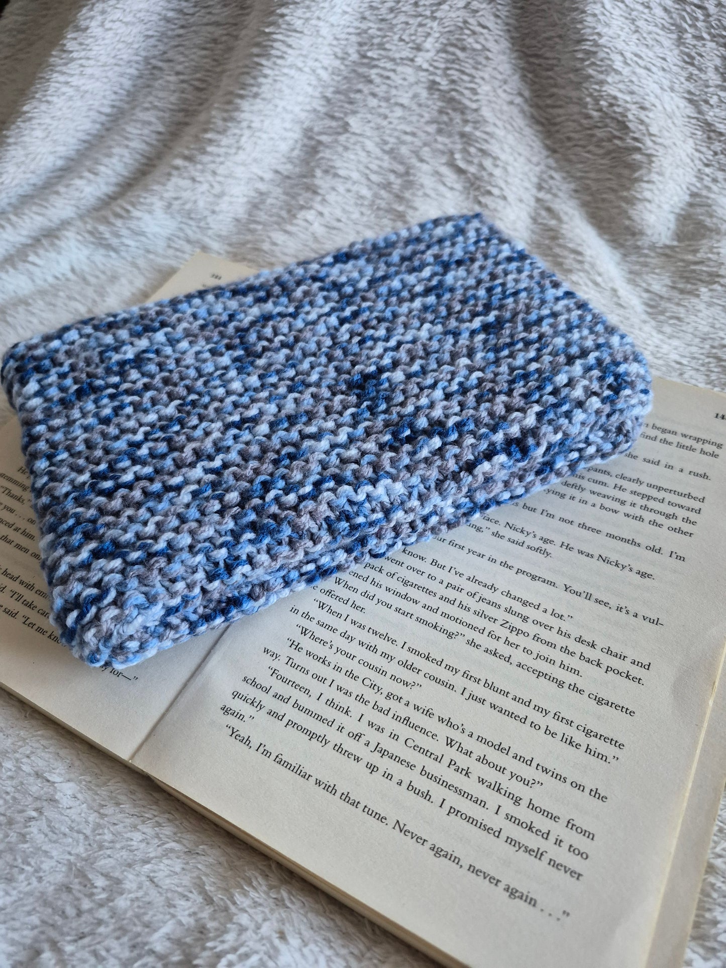 Blue and white knitted book sleeve (OOPS PRODUCT)