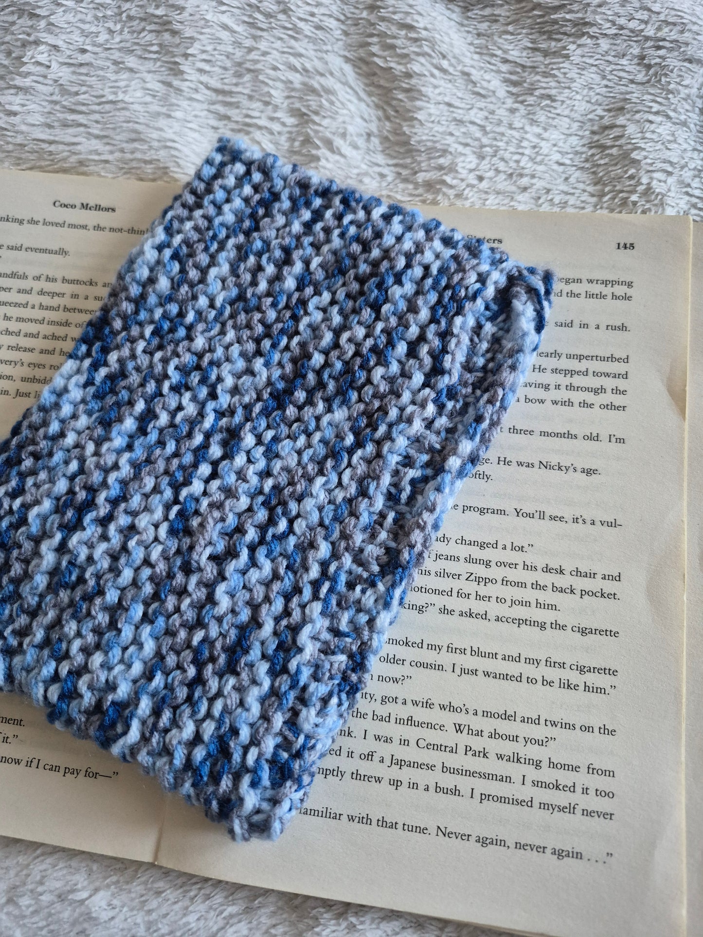 Blue and white knitted book sleeve (OOPS PRODUCT)