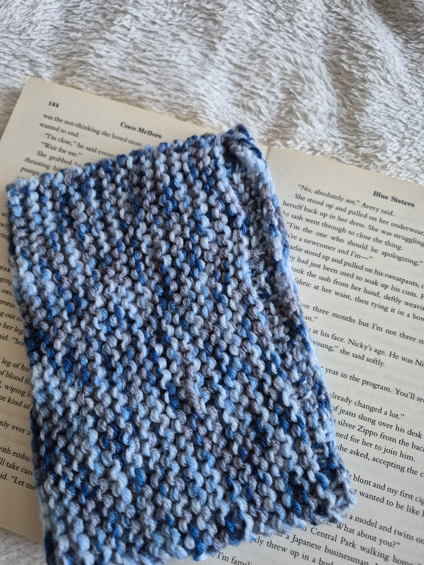 Blue and white knitted book sleeve (OOPS PRODUCT)