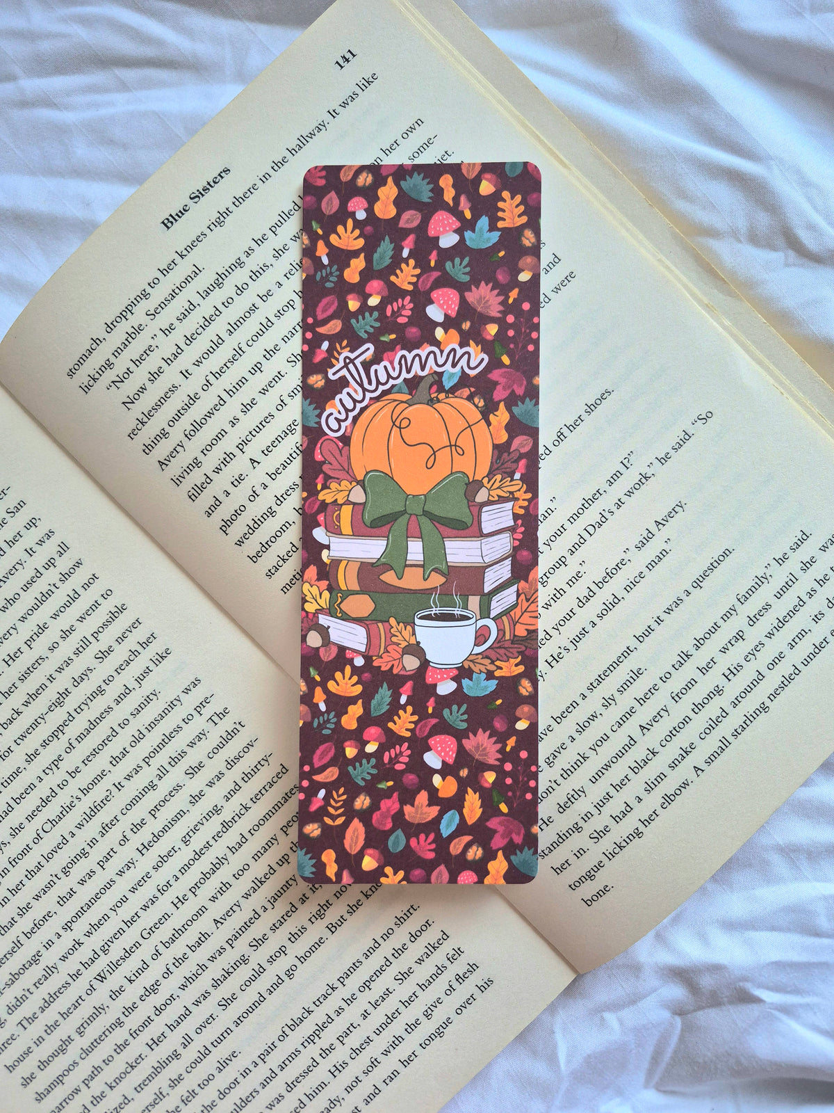 Autumnal patterned bookmark with books and tea
