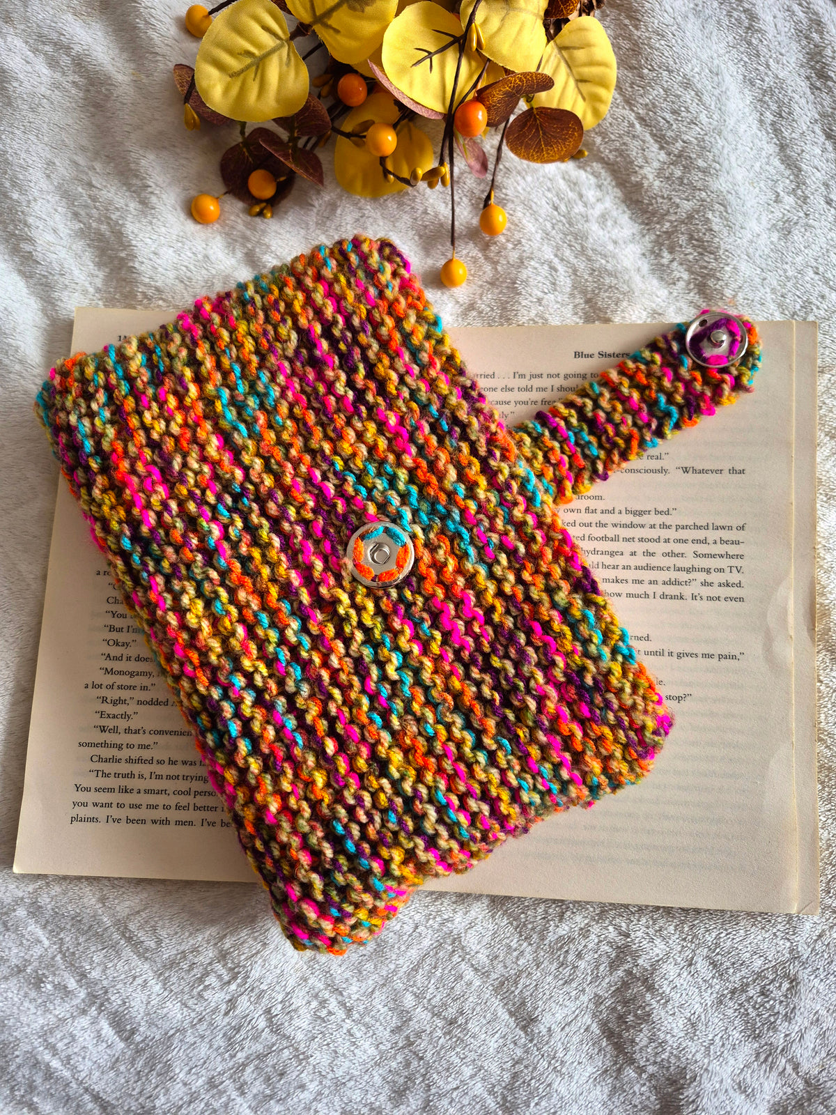 Multicoloured knitted book sleeve