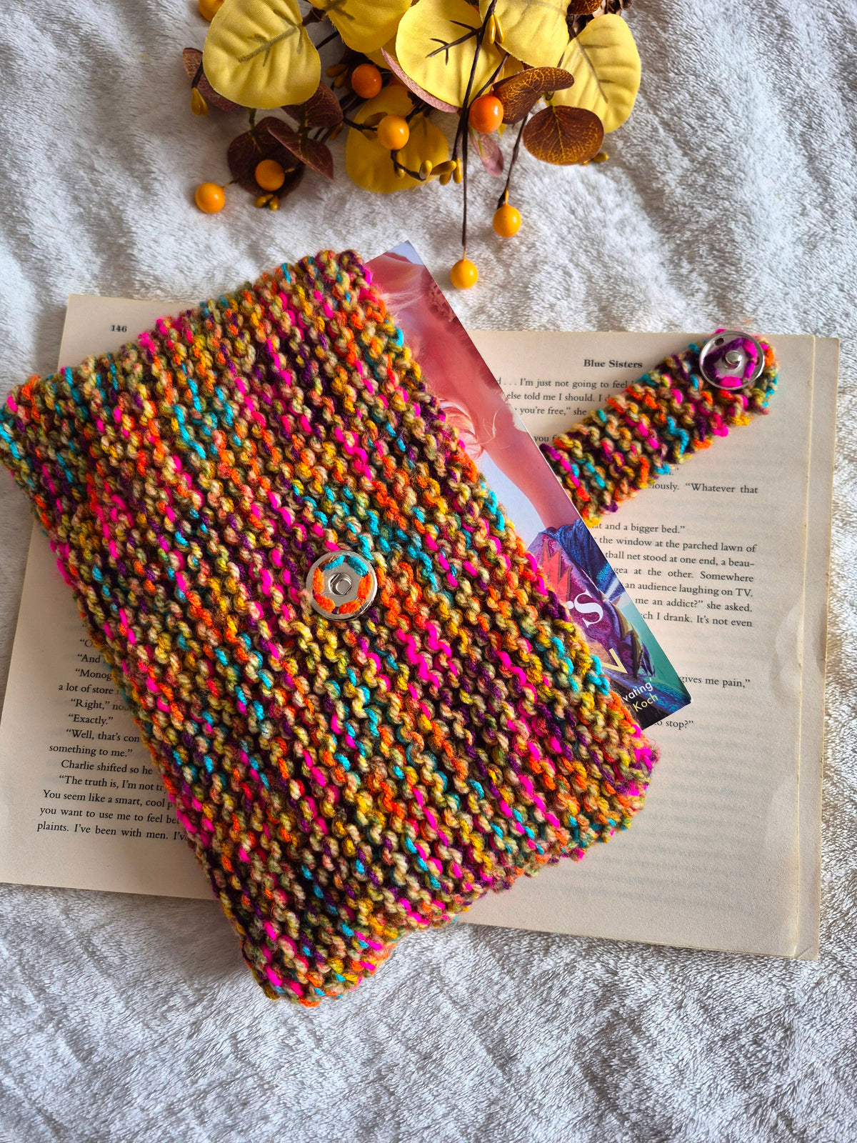 Multicoloured knitted book sleeve